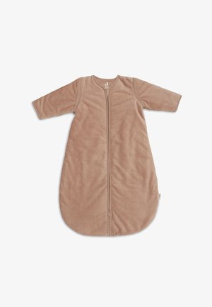 Sac de couchage bébé en velours côtelé marron doux avec manches longues et fermeture éclair devant, conçu pour la chaleur et le confort.
