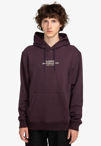 Bordový mikina s klokanou kapsou, rebrovanými manžetami, kapucňou na šnúrku a bielym textovým logom s nápisom "ELEMENT SKATEBOARD CO. WORLD WIDE."