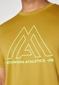 The North Face SHORT SLEEVES TEE - Sporta krekli - amber green