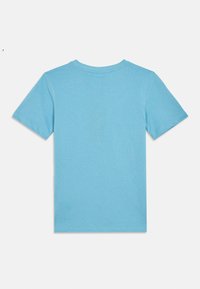 Μπλε βαμβακερό μπλουζάκι με κοντά μανίκια, στρογγυλή λαιμόκοψη και λεία υφή. Η πίσω όψη δεν έχει σχέδια ή διακοσμητικά στοιχεία.