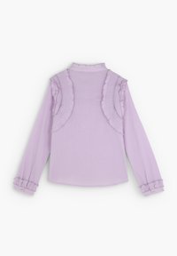 Lila lange mouwen blouse met gerimpelde accenten langs de schouders en manchetten, gemaakt van lichtgewicht, gestructureerde stof met een zachte afwerking.