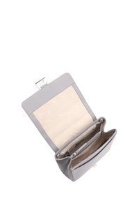 Grijze leren clutch met metallic sluiting, geopend om een lichtbeige interieur te onthullen met een subtiel patroon en een ritsvak binnenin.