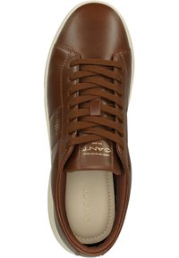 Braune Leder-Sneaker mit braunen Schnürsenkeln, weißer Sohle und "GANT"-Logo auf der Zunge, der Seite und der beigen Innensohle.
