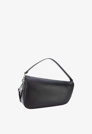 Bolso de hombro de cuero negro liso con una sola correa y herrajes plateados, con la marca "GREE" en relieve en el lado frontal.