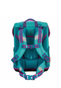 Mochila de senderismo turquesa con acentos en rosa. Cuenta con correas de hombro acolchadas, arnés ajustable y elementos reflectantes. Diseño de tela texturizada.