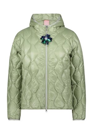 Jasnozielona pikowana kurtka z kapturem, srebrnym zamkiem błyskawicznym i ozdobną naszywką w kształcie kwiatu z niebieskimi i zielonymi cekinami na przodzie.