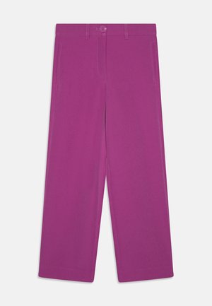 Szerokie spodnie w intensywnym kolorze magenty, wykonane z gładkiego materiału. Posiadają zapięcie na guzik oraz kieszenie z przodu.