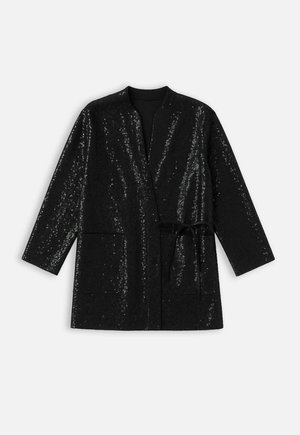 Crna jakna s šljokicama, ležernog kroja, otvorenog prednjeg dijela, dugih rukava, s dva prednja džepa i remenom za vezanje u struku.