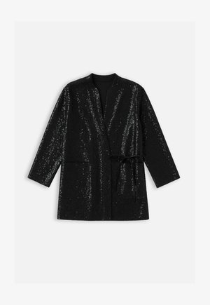 Crna jakna s šljokicama, ležernog kroja, otvorenog prednjeg dijela, dugih rukava, s dva prednja džepa i remenom za vezanje u struku.