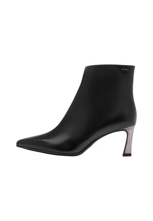 Schwarzer Leder-Stiefelette mit spitzer Zehe und schlankem mittelhohem Absatz in metallischem Finish, Seitenansicht.