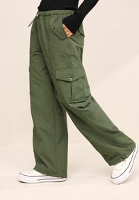 Next - PARACHUTE PULL ON PETITE - Cargohose - khaki green Thumbnail-Bild 1