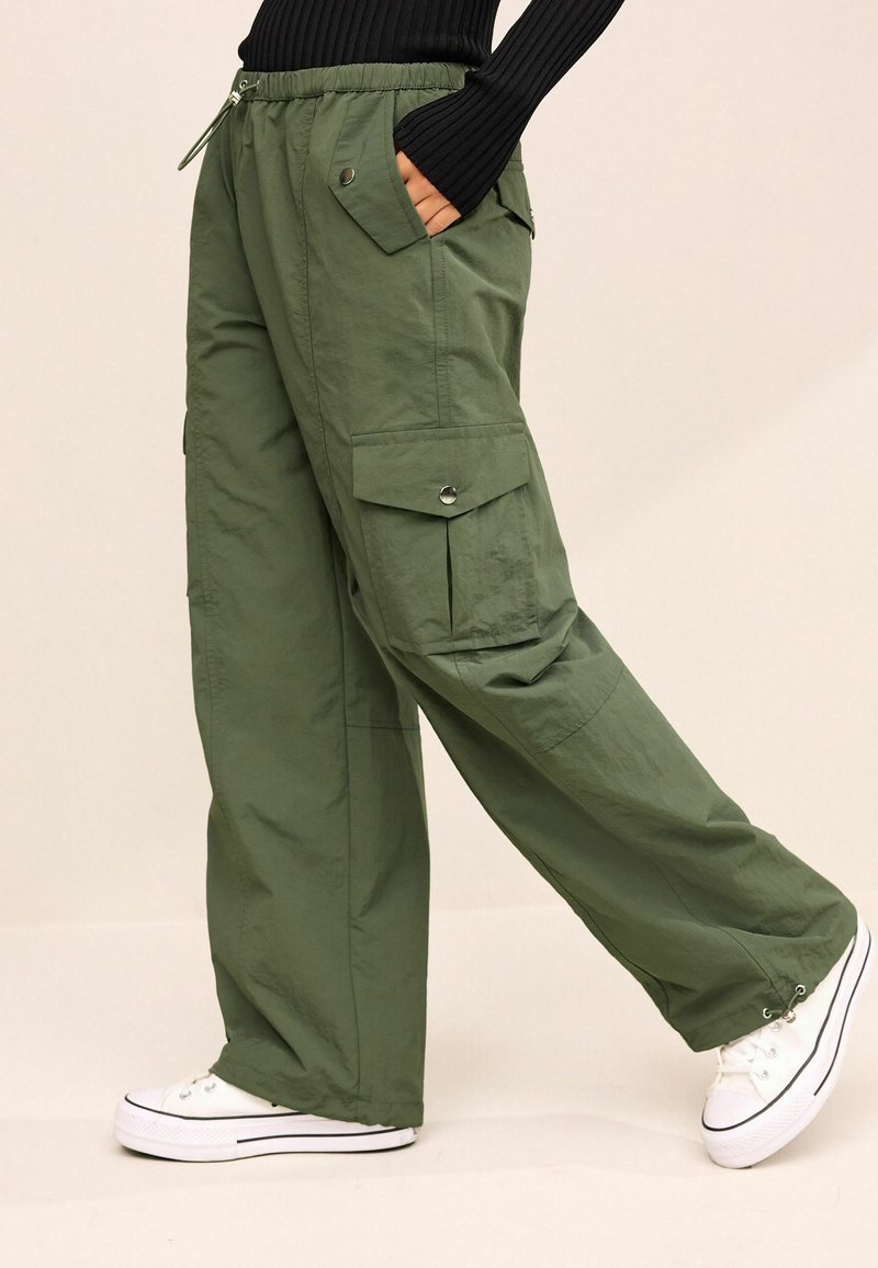 Next - PARACHUTE PULL ON PETITE - Cargohose - khaki green, Vergrößern