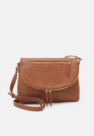 Brun læder crossbody-taske med justerbar rem, frontklap og guldfarvede lynlåsdetaljer på hvid baggrund.