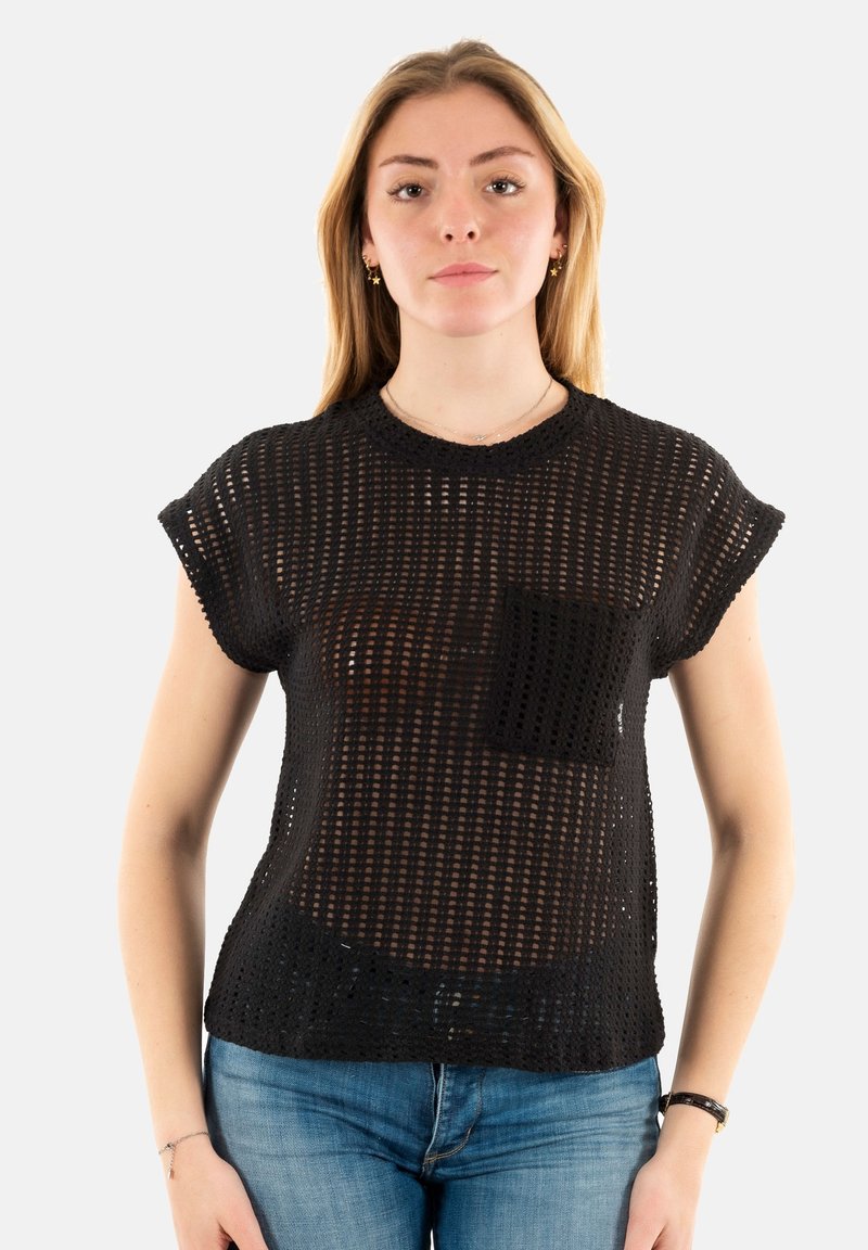Haut noir à manches courtes avec un design en maille ; présente une poche plaquée. La texture est ouverte et aérée, offrant un look superposé et respirant.