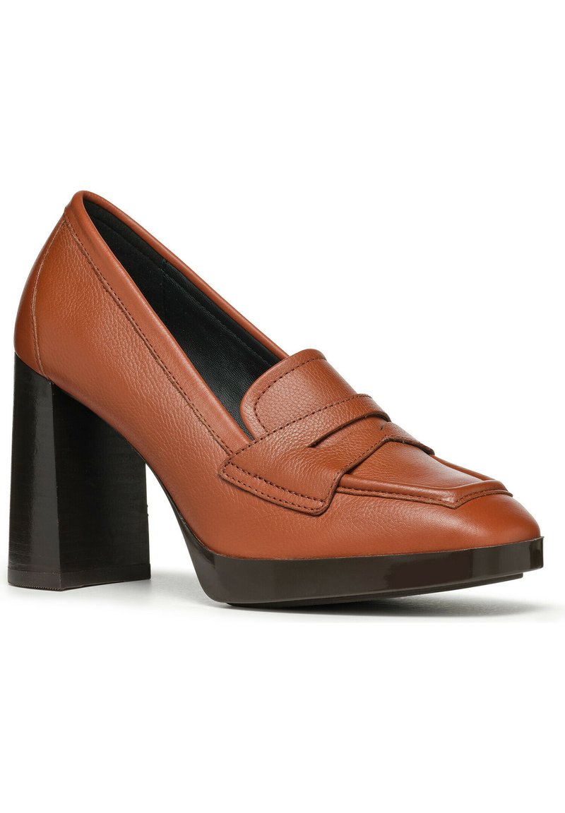 Mocassino alto in pelle marrone con punta arrotondata e dettaglio a strappo. Presenta un tacco a blocco nero lucido e spesso per maggiore stabilità.