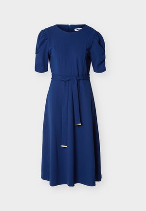 Robe midi bleue avec manches courtes bouffantes, encolure ronde et ceinture en tissu avec extrémités dorées à la taille.