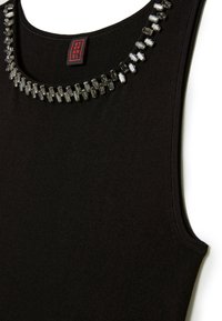 Top senza maniche nero con scollatura arrotondata decorata con accenti metallici. La texture è liscia e il tessuto appare elastico.