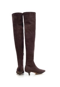 Brązowe zamszowe kozaki za kolano z zaostrzonym noskiem i małym obcasem. Charakteryzują się gładką fakturą i tylnym zamkiem błyskawicznym do zapinania.