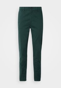 Pantalon slim fit homme vert foncé avec fermeture par bouton et zip, passants de ceinture et jambes droites sur fond blanc uni.