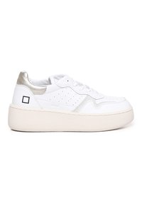 Sneakers bianchi in pelle con tacco metallico argento, suola crema testurizzata e motivo superiore perforato. Presentano lacci bianchi e dettaglio del logo.