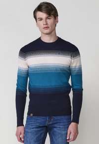 Suéter de hombre de punto con rayas horizontales en azul marino, azul verdoso, azul claro y crema. Cuello redondo, mangas largas y un patrón texturizado.