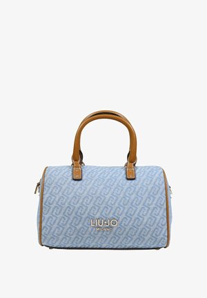 Borsa azzurro chiaro con tessuto a fantasia, dettagli in pelle marrone, due manici corti e logo dorato sul davanti. Chiusura a zip sul lato.