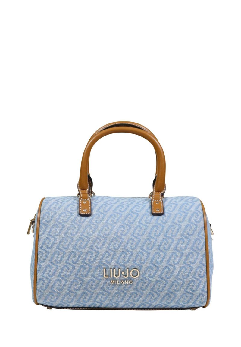 Lichtblauwe handtas met een patroon van stof, bruine leren accenten, twee korte hengsels en een goudkleurig logo aan de voorkant. Ritssluiting aan de zijkant.