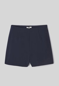 Shorts bleu marine en tissu léger, avec une texture lisse, deux plis avant et une fermeture éclair cachée à l'arrière.
