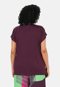 Ulla Popken RHINESTONE TEE - Pusero - dark plum