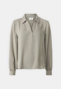 Ljusgrå blus med lång ärm, krage, V-ringning och knappade manschetter, uppvisad mot en vit bakgrund.