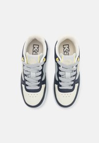 Marineblauwe, grijze en crèmekleurige sneakers met een gemarineerde bovenkant, rond neus, perforaties, vetersluiting en een logo op de tong.