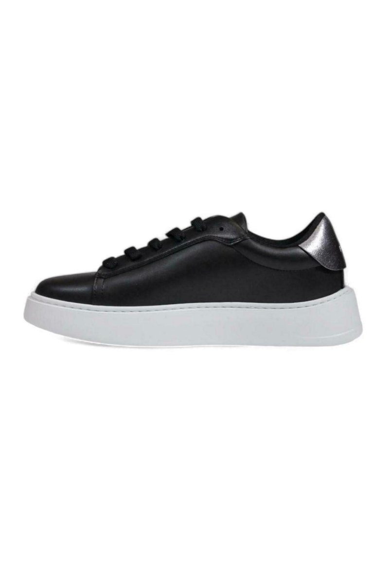 Sneaker in pelle nera con suola in gomma bianca, punta arrotondata, sei occhielli e dettagli metallici sul tallone. Texture liscia su tutta la superficie.