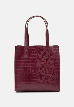 Bordeauxrode totebag met een gestructureerd krokodillenpatroon, voorzien van twee stevige handvatten en een geperst merkembleem aan de voorkant voor detail.