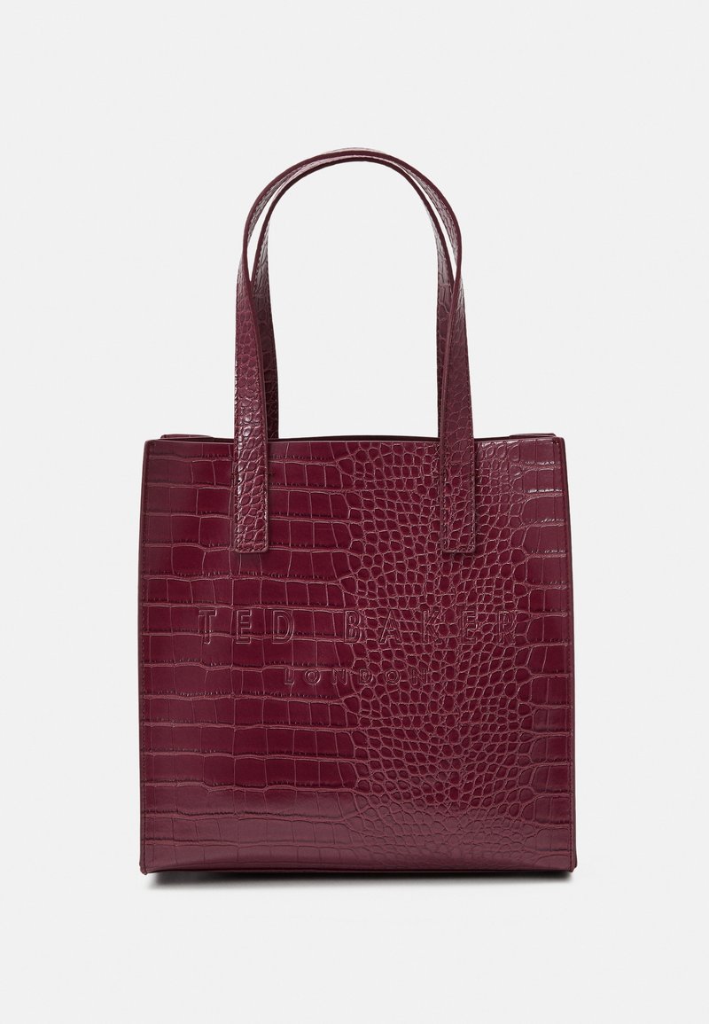 Sac fourre-tout bordeaux avec un motif crocodile texturé, doté de deux poignées robustes et du nom de la marque embossé sur le devant pour plus de détails.