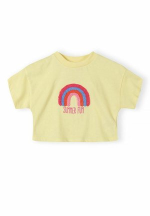 Lekko żółty krótki T-shirt z krótkimi rękawami, z teksturowaną tęczą w kolorach różowym, czerwonym i niebieskim oraz napisem "SUMMER FUN" w kolorze różowym.