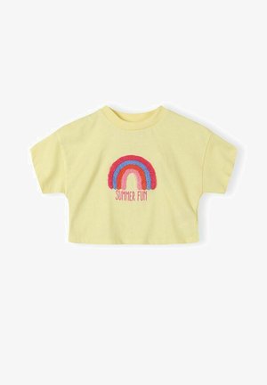 Svijetložuta skraćena majica kratkih rukava, s teksturiranim ružičastim, crvenim i plavim duginim uzorkom i natpisom "SUMMER FUN" u ružičastoj boji.