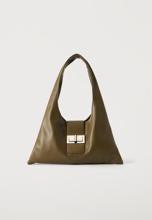 Sac à main en cuir vert olive de forme triangulaire, avec une large poignée et une fermeture rectangulaire argentée sur le rabat avant.