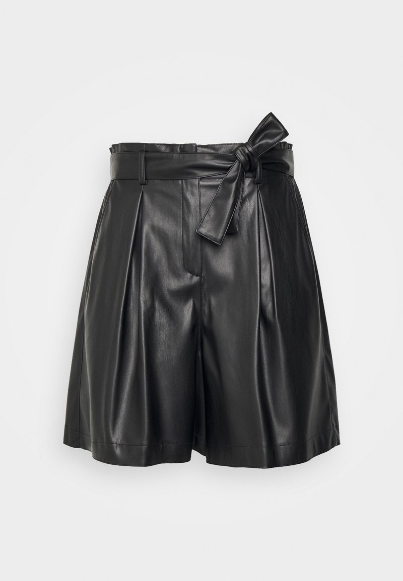 Short en similicuir noir taille haute avec plis, ceinture nouée à la taille et ourlet net, présenté sur un fond clair uni.