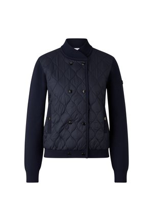 Marineblau gesteppte Jacke mit einem weichen Strickkragen und Bündchen. Verfügt über eine doppelte Front mit zwei Taschen und dekorativen schwarzen Knöpfen.