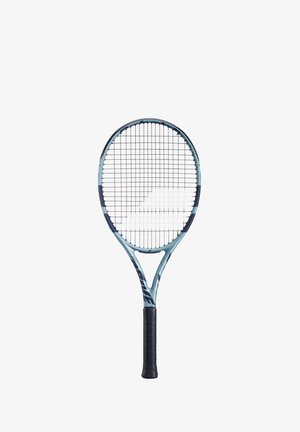 Tennisketcher med en lyseblå ramme, sort greb og et mønstret design ved halsen. Har et standard strenge mønster med åben gitter.