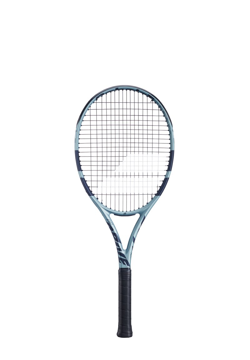 Tennisketcher med en lyseblå ramme, sort greb og et mønstret design ved halsen. Har et standard strenge mønster med åben gitter.