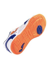 Zapatilla deportiva con una suela de goma texturizada en color naranja y un agarre con patrón, parte superior blanca con detalles en azul y naranja, y un logo.