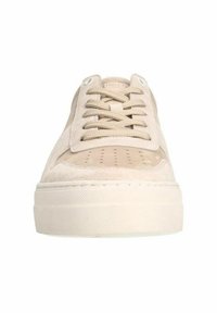 Beige Wildleder-Sneaker mit einer strukturierten Zehenpartie, perforierten Details und flachen Bändern. Mit einer dicken weißen Gummisohle.