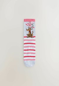 Šedé ponožky s červenými a ružovými pruhmi, s vyšívanou kreslenou postavičkou sediacou vedľa darčekovej krabice s mašľou.