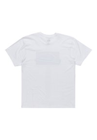 Camiseta de algodón blanca con cuello redondo y mangas cortas. Presenta un diseño impreso sutil en la parte posterior. Textura suave, corte estándar.