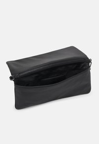 Calvin Klein RE-LOCK QUILT WRISTELET CLUTCH - Pochette - black
