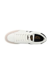 Basket en cuir blanc avec des accents roses et noirs, zone de orteil perforée, lacets plats et semelle intérieure rembourrée avec une étiquette de logo.