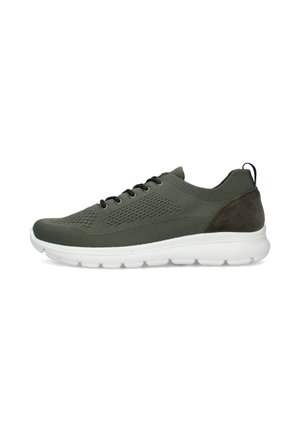 Sneaker in maglia verde oliva con lacci neri, tallone in suede e suola bianca spessa, mostrata di profilo su sfondo bianco.