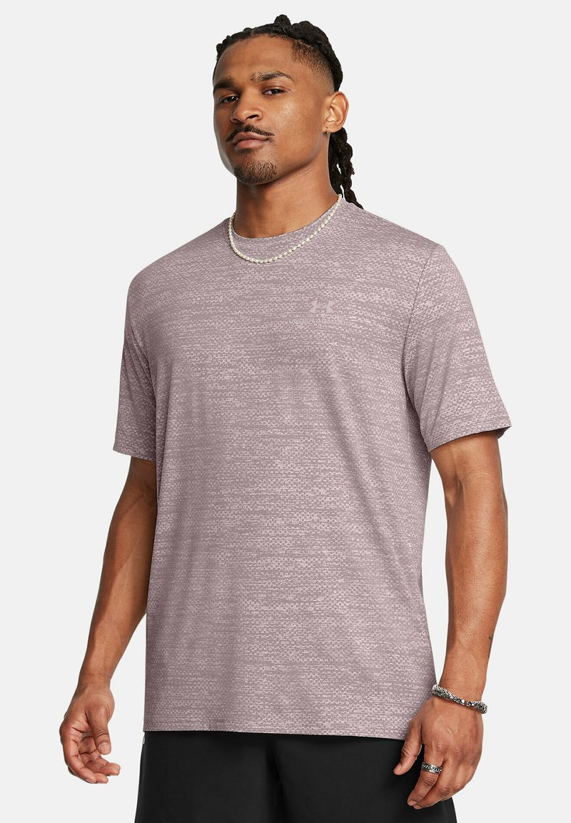 Camiseta atlética de color púrpura claro con mangas cortas, que presenta un patrón texturizado, escote redondo y un pequeño logo en el pecho.