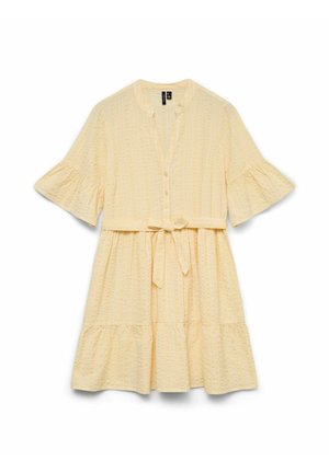 Robe jaune clair texturée longueur genou avec boutons sur le devant, ceinture nouée à la taille, manches évasées trois-quarts et jupe à volants.